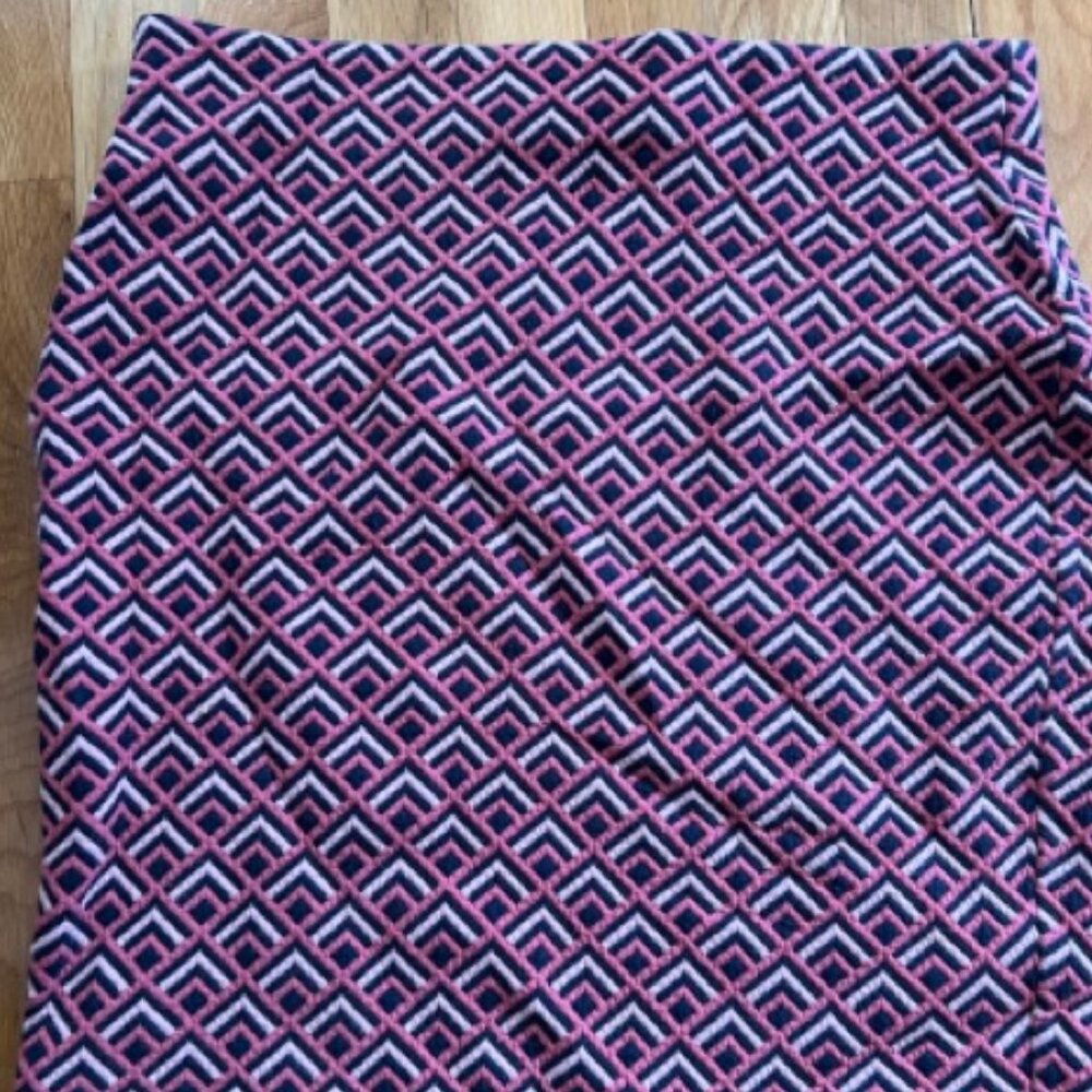 Loft Outlet Stretchy bodycon skirt -navy pink pattern size M